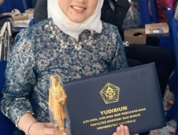 Resmi nya Siti Yuningsih menyandang Gelar Dr.  Ekonomi Manajemen